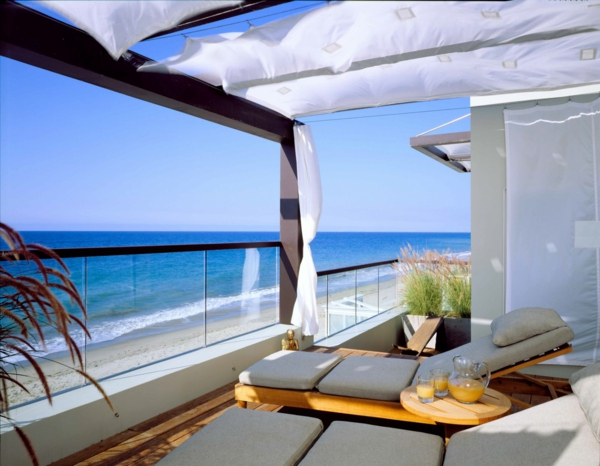 super-tolle-terrasse-gestalten-weiße-überdachung-glasgeländer-balkon