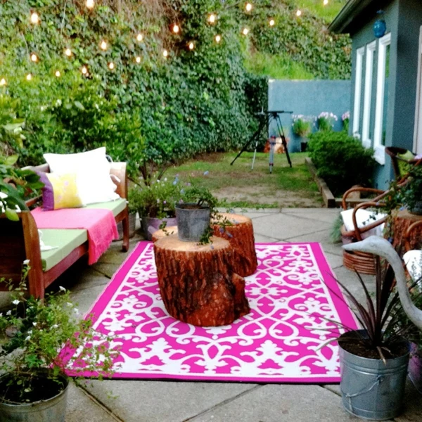 süßer-outdoor-teppich-in-pink-und-weiß