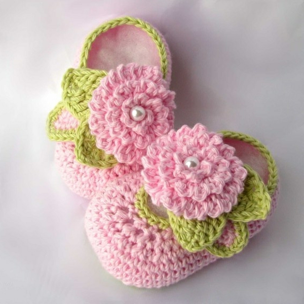 tolles-design-häkeln-babyschuhe-fantastische-ideen-für-häkeleien-süße-babyschuhe-mit-blumen-häkeln-rosa--grün