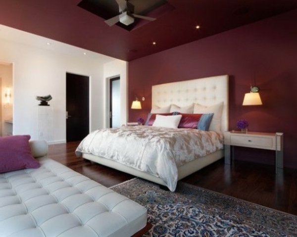 trend  farbe-marsala-für-wand-im-schlafzimmer-mit-einem-weißen-bett-ein sehr schönes und süßes bild