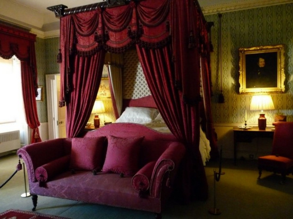 trend  farbe-marsala-schönes-sofa-und-gardinen-im-schlafzimmer-ein sehr schönes und süßes bild