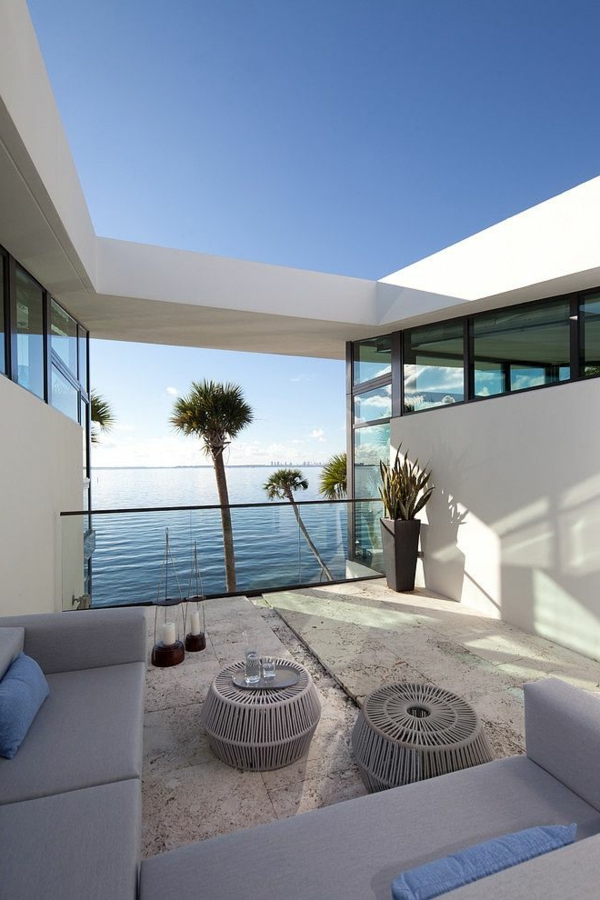 weiße--luxus-ferienwohnung-mit-einer-modernen-architektur