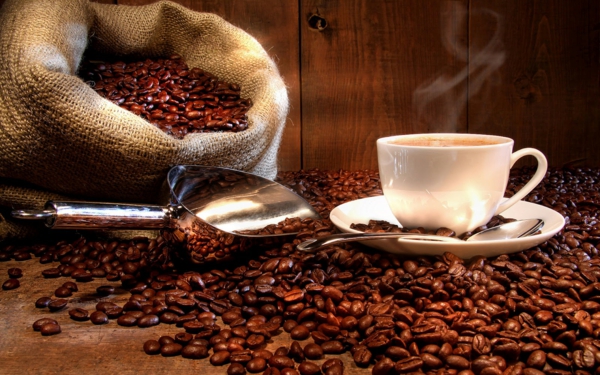 weiße-tasse-kaffee-und-kaffeebohnen