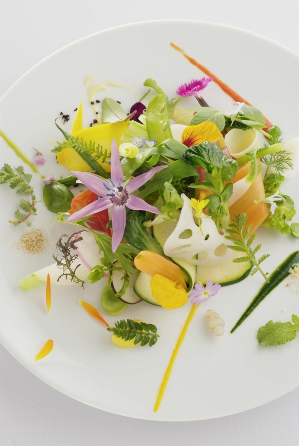 wunderbarer-salat-speisen-deko-floral-blumen-essen-