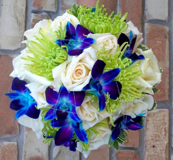 wunderschöner-brautstrauß-mit-blauen-orchideen-und-weißen-rosen