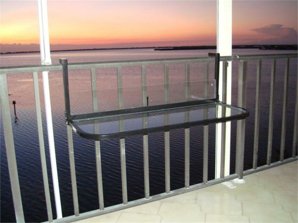 wunderschöner-modern-aussehender-tisch-für-balkon-sehr-elegante-gestaltung-vom-balkon-und-sehr-schöner-blick