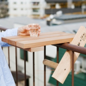 Der Balkon Tisch ist ein super praktisches Möbelstück!