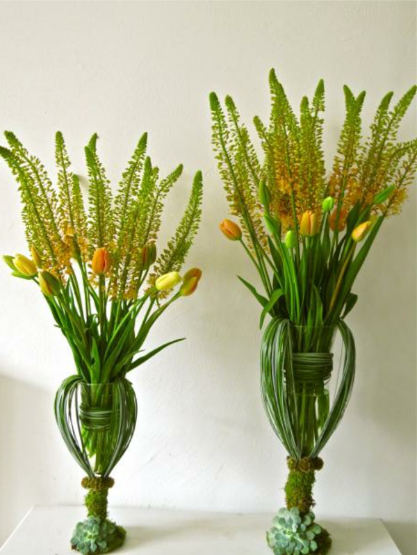 zwei-elegante-vasen-mit-französischen-tulpen