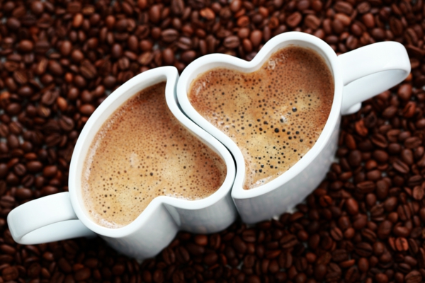 https://archzine.net/wp-content/uploads/2015/03/zwei-interessante-wei%C3%9Fe-tassen-kaffee-kaffeebohnen.jpg