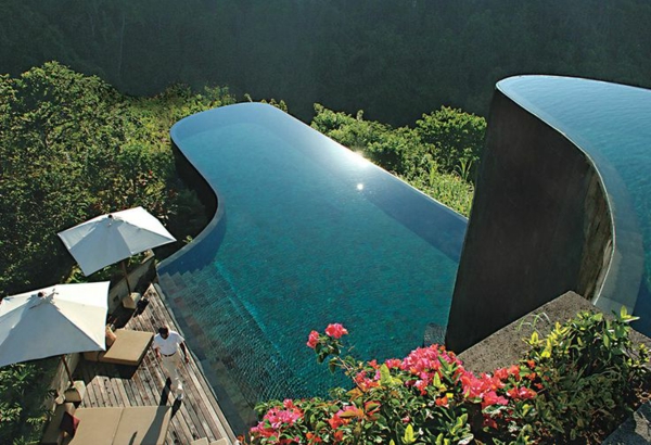zwei-swimming-pools-schwimmbecken-design-idee-infinity-pool-wunderschönes-design