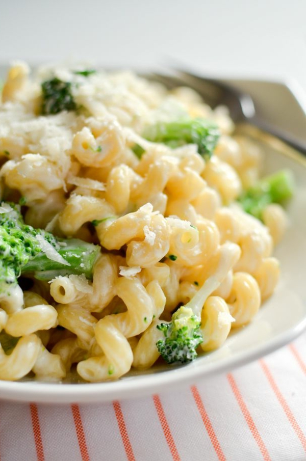 Cavatappi-Broccoli-Mascarpone-Sauce