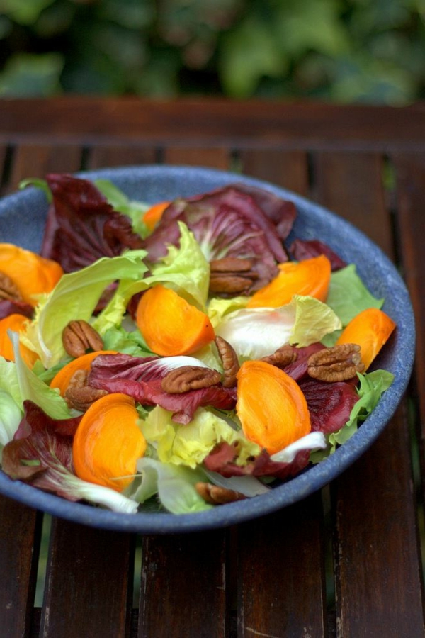 Chicorée-und-Radicchio-Salat-mit-Persimonen-und-Pekannüsse