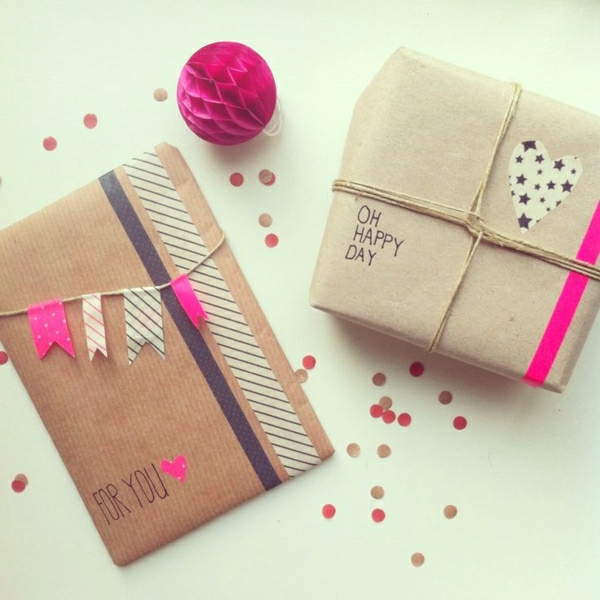 Geschenk-Papier-Verpackung-rosa-Sterne-Herz-Dekoration