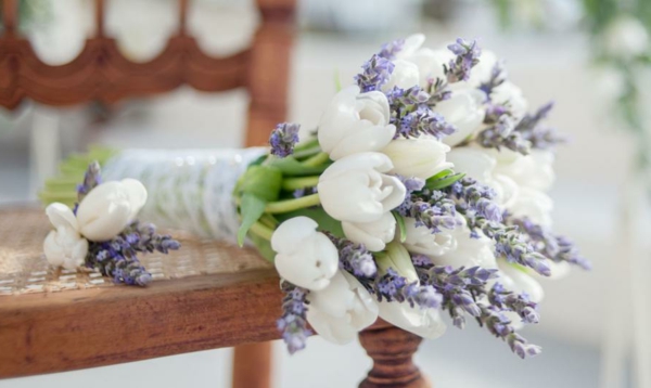 Hochzeitsstrauß-von-weißen-Tulpen