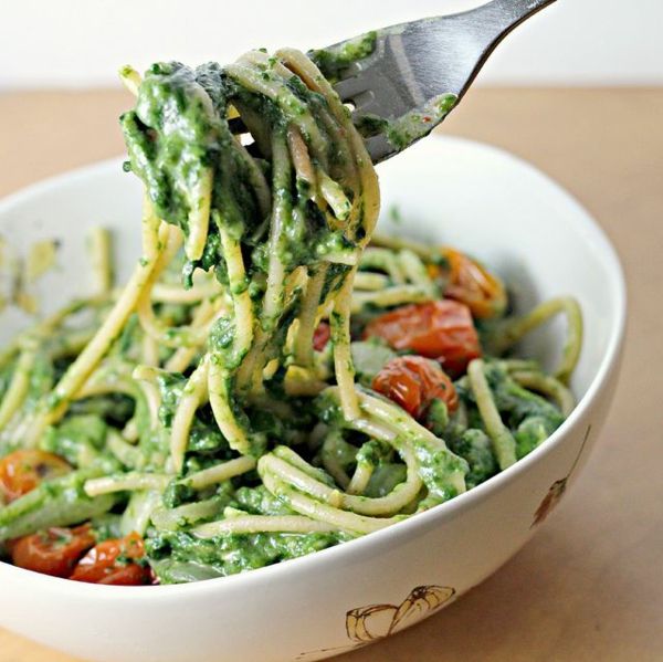 Spaghetti-mit-Spinat-Avocado-Kochsahne-und-gebratenen-Tomaten-resized