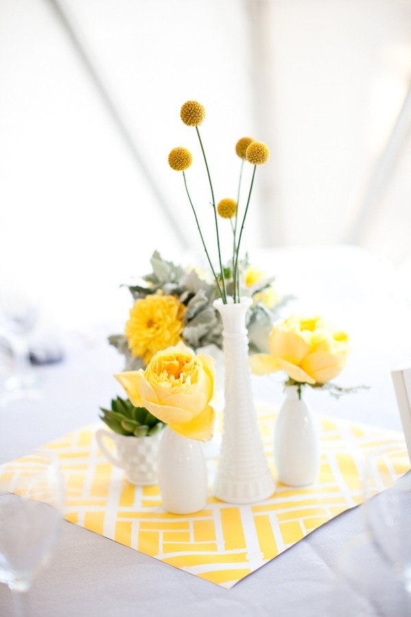 Vasen-mit-gelben-Blumen