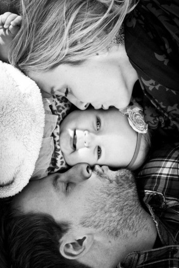baby-und-familie-foto-in-schwarz-und-weiß