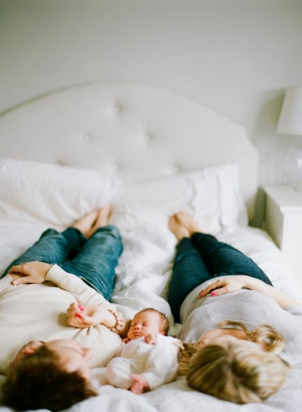 baby-und-familie-mama-vater-und-kind-schlafen-auf-dem-bett