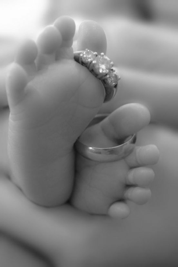 baby-und-familie-süße-füße-mit-verlobungsringen