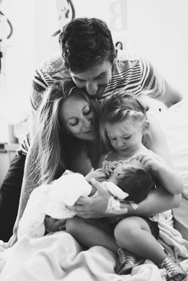 baby-und-familie-wunderschönes-bild-in-schwarz-und-weiß
