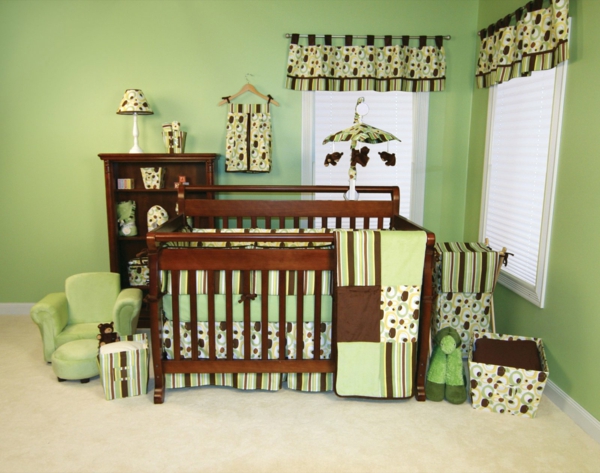 babyzimmer-junge-babybett-aus-holz-grüne-wände