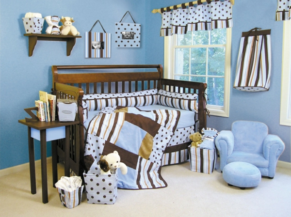 babyzimmer-junge-gestaltung-in-hell-blau-sehr-schön