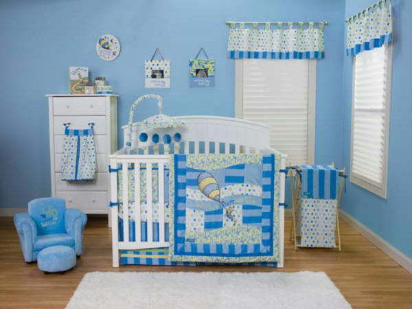babyzimmer-junge-interieur-in-weiß-und-blau
