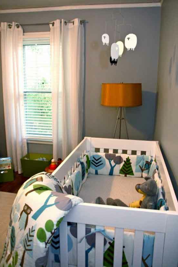 babyzimmer-junge-weiße-vorhänge-schönes-babybett