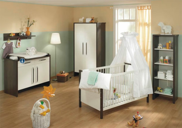 babyzimmer-junge-weißes-babybett-mit-gardinen