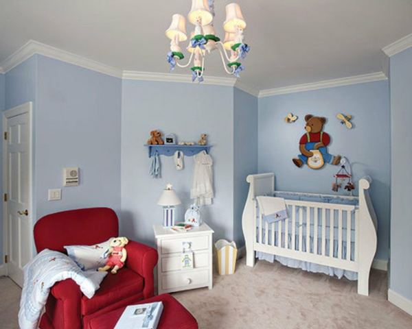 schönes babyzimmer für jungen - mit einem roten sessel