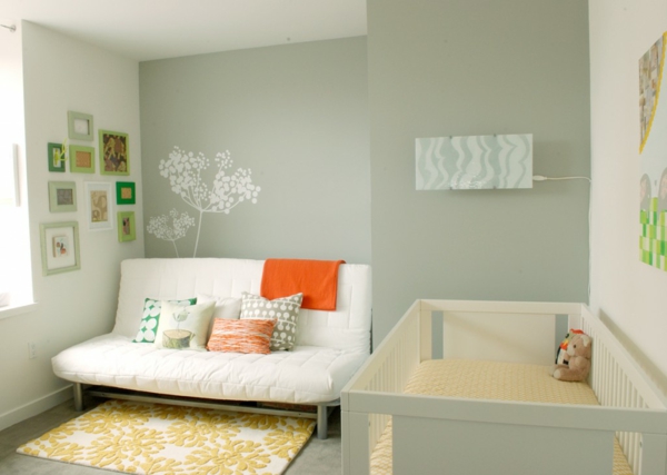 babyzimmer-junge-weißes-sofa-graue-wände