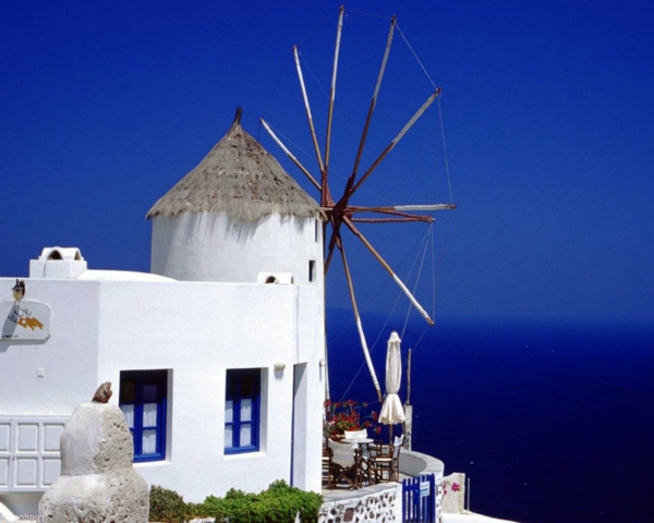 blau-und-weiß-sind-symbolisch-für-Santorini-Griechenland