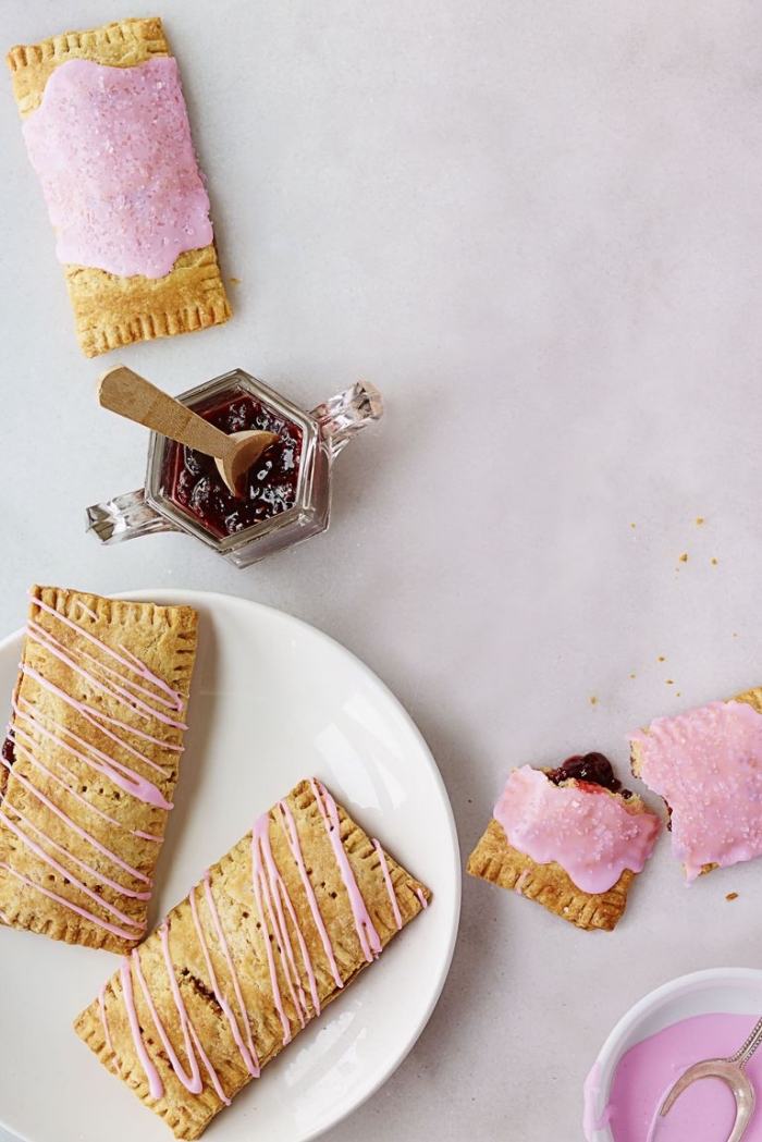 brunch rezepte zum vorbereiten, schnelle kekse mit marmelade garniert mit rosa zuckerglasur