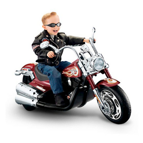 coole-geschenke-für-jungs-motorrad-ein-kleines-kind-darauf-weißer-hintergrund
