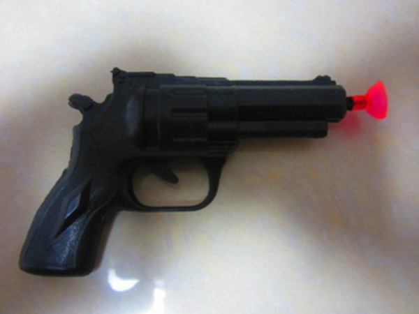 coole-geschenke-für-jungs-spielzeug-schwarze-pistole