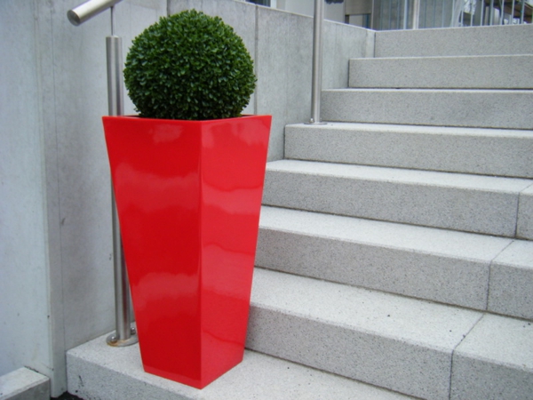deko-ideen-blumen-pflanzkübel-in-roter-farbe