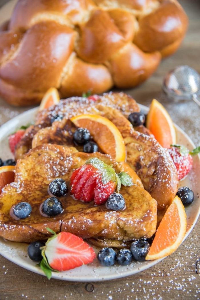 frühstücksbuffet selbst gemacht, french toasts mit honig, erdbeeren, blaubeeren und roten orangen