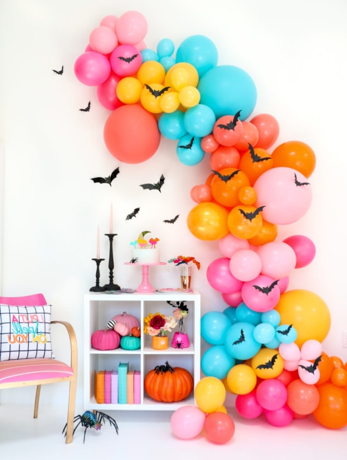 geburtstagsdeko kinder, halloweendeko ideen, deko aus bunten ballons, fliegen fledermäuse