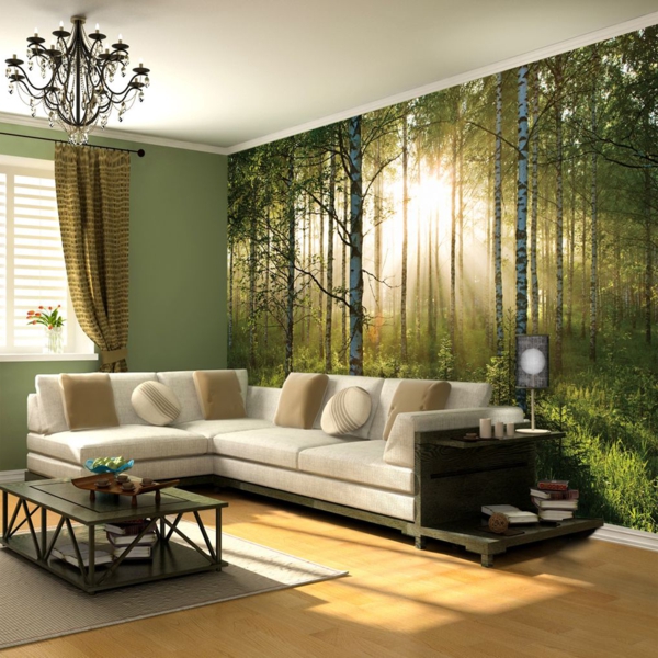 grüne-Wand-Wald-Deko-Möbel-in-Beige-Kronleuchter