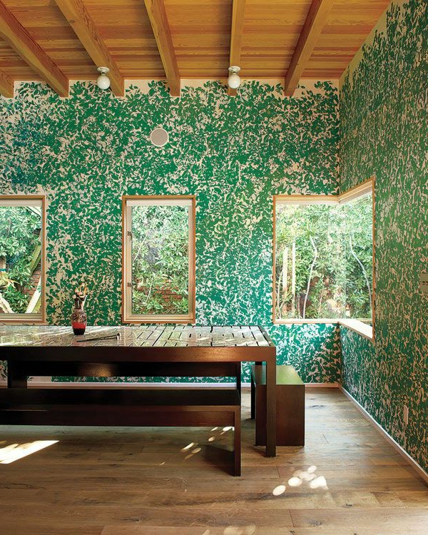 grüne-Wände-Bilder-hölzerner-Tisch