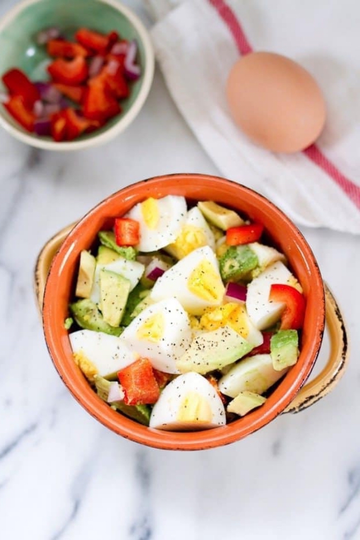 frühstück mit eiern, avocado, oaorika und zweiebl, ideen für brunch, desung essen, rezepte mit weinig kalorien
