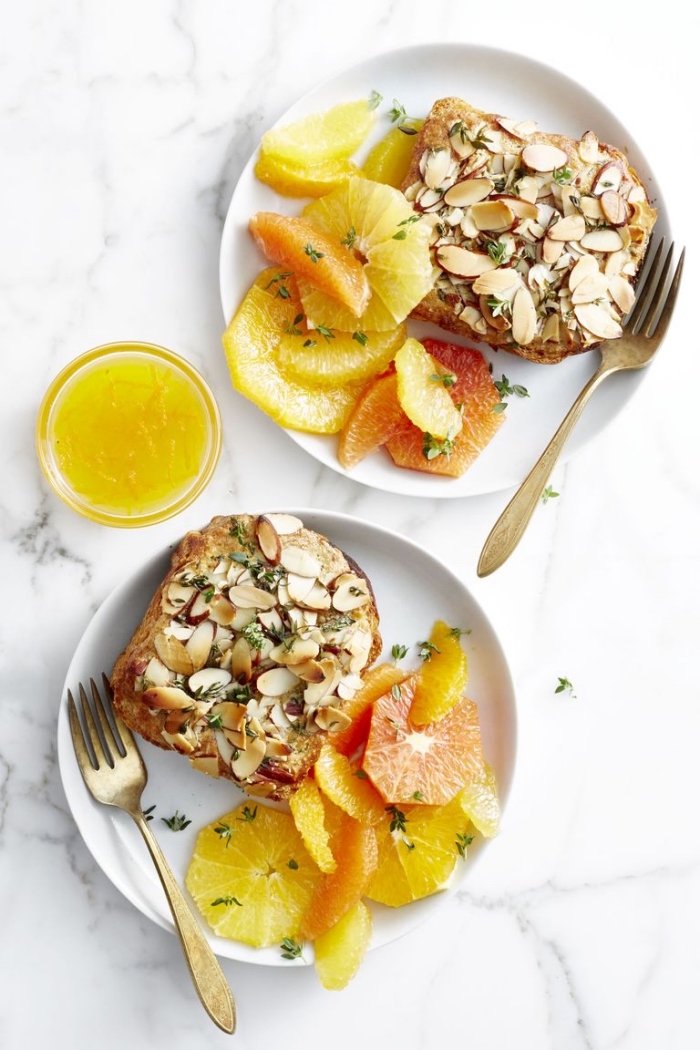 toasts mit mandeln seviert mit ananas und roter orange, ideen für brunch, gesunder frühstück