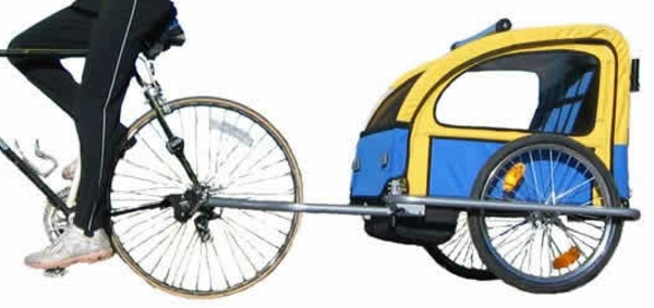kinder-fahrradanhänger-interessantes-modell-in-blauer-und-gelber-farbe