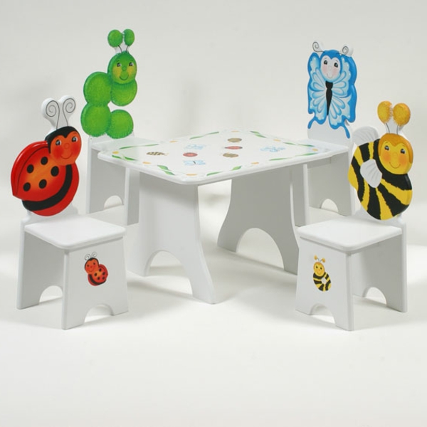 kindergartenmöbel-schöne-stühle-und-tisch