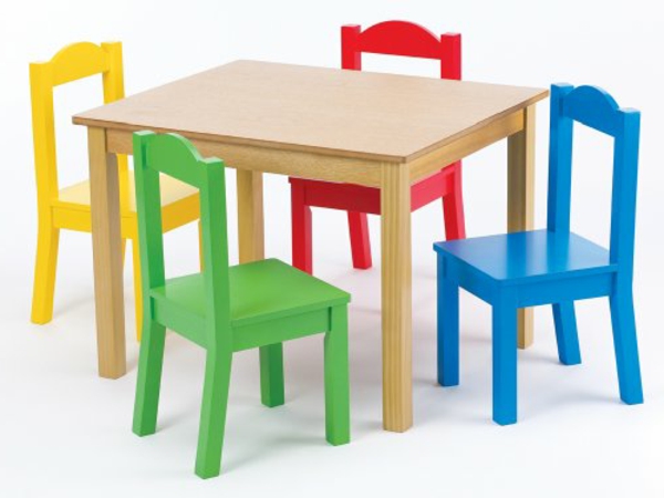 kleiner-viereckiger-tisch-für-kinder-und-bunte-stühle