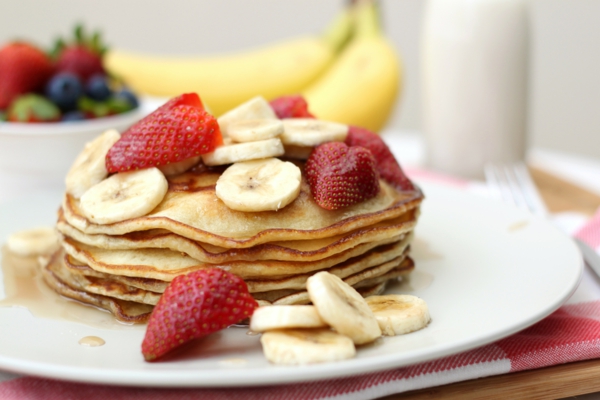 leckeres-frühstück-gesundes-frühstück-rezepte-gesunde-frühstücksideen-banane-erdbeeren