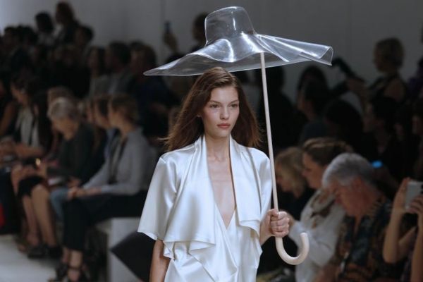 model-mit-einem-originellen-regenschirm