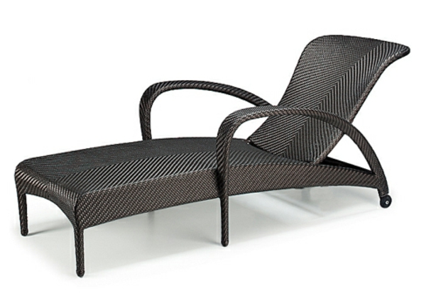 modern-aussehender-schwarzer-liegestuhl-mit-cooler-form