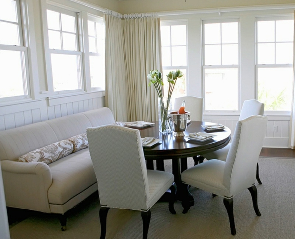 modernes-und-attraktives-esszimmer-sofa-schicke-stühle-in-weißer-farbe
