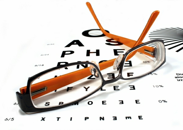modische-brillen-trendige-brille-günstig-brille-putzen-brillengestell-